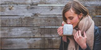 žena pije čaj-onemocnění močových cest