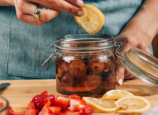 Přidávání bylinek do fermentovaných potravin jako je kimchi nebo kvašená zelenina