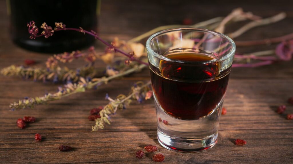 Bylinky v alkoholu: přírodní esence v kapce