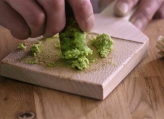 Wasabi (Eutrema japonicum) - japonská bylinka známá svou ostrou chutí, používaná převážně v sushi a sashimi