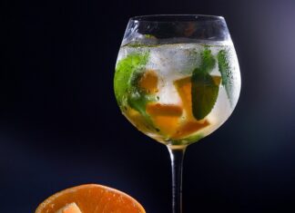 Když se nový rok připíjí s lehkostí: bylinná inspirace pro slavnostní sklenku bylinky v alkoholu