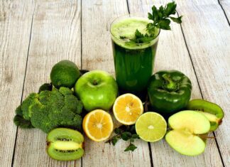 Síla domácích džusů: mrkev, červená řepa, jablko a grapefruit pro zdraví a vitalitu smoothie