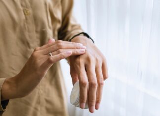 Voňavý poklad domácí lékárny: Rýmovníková mast pro úlevu dýchacím cestám i pokožce iqbalstock self care