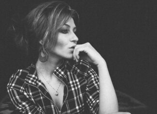 Šedivé vlasy pod lupou: Mohou bylinky opravdu zpomalit jejich vznik, nebo jde jen o rozšířený mýtus? olichel woman