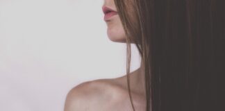 Letní vedra dávají vlasům zabrat: Bylinky, které mohou pomoci při nadměrném maštění vlasů pexels hair