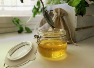 Bylinkový med z domácí spíže: Voňavé kombinace, které promění obyčejný med v podzimní poklad gycsenge honey